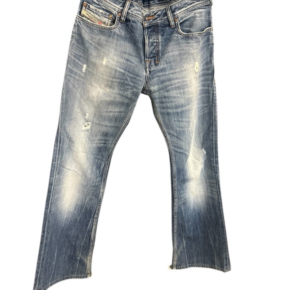 Diesel .”Zathan” size 30/34 EUC intentional
Tiny paint dots on leg- wide leg - Picture 1 of 16